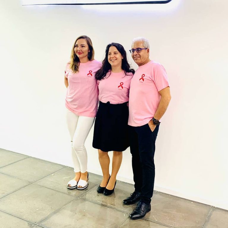 ד"ר ויטה יעקובלב עם לקוחות מרוצים